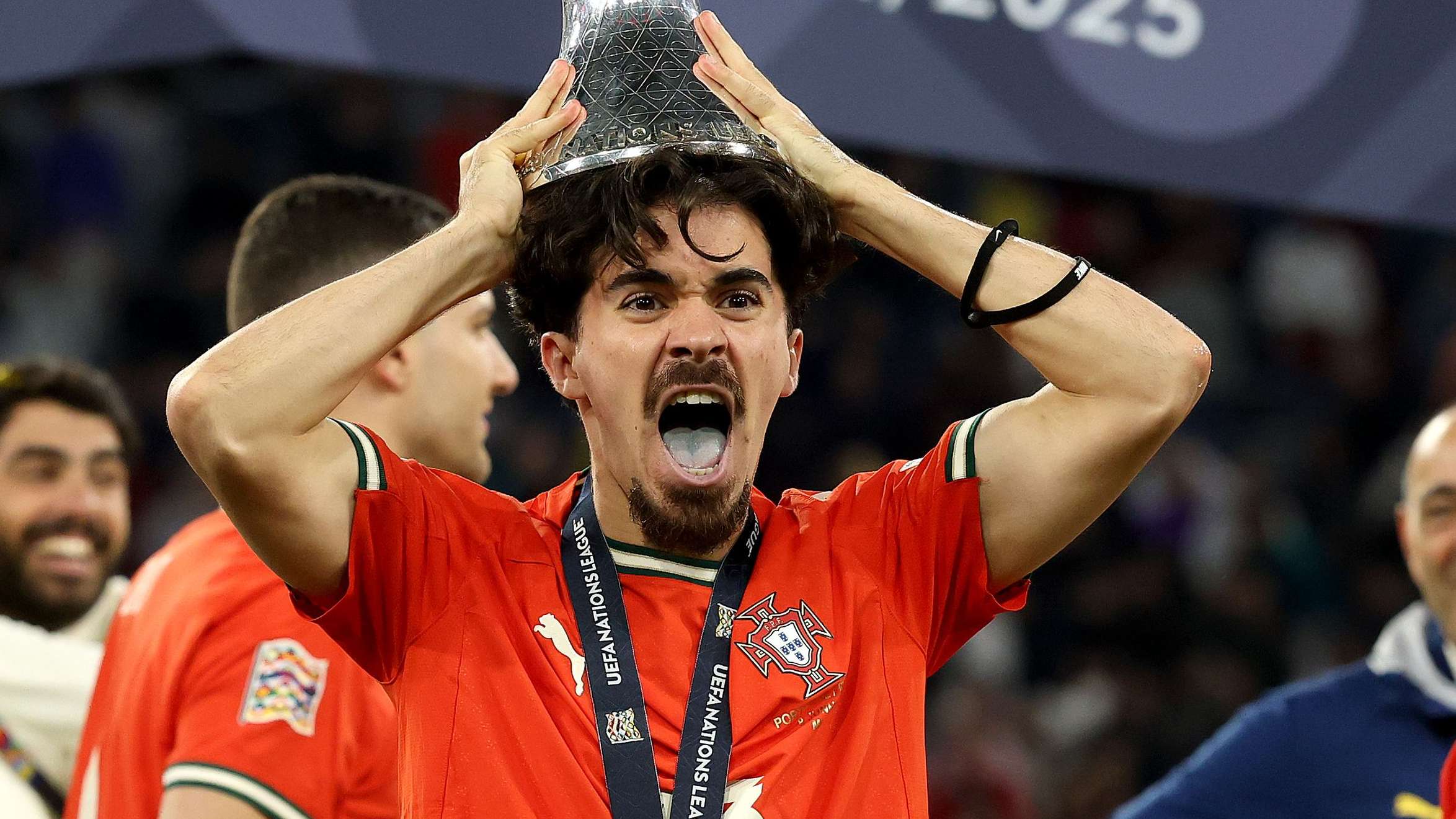 包含皇家社会状态回暖备战欧超杯拜仁慕尼黑更衣室发声备战欧冠，现场解说直呼：费耶诺德围绕欧联完成体检的词条